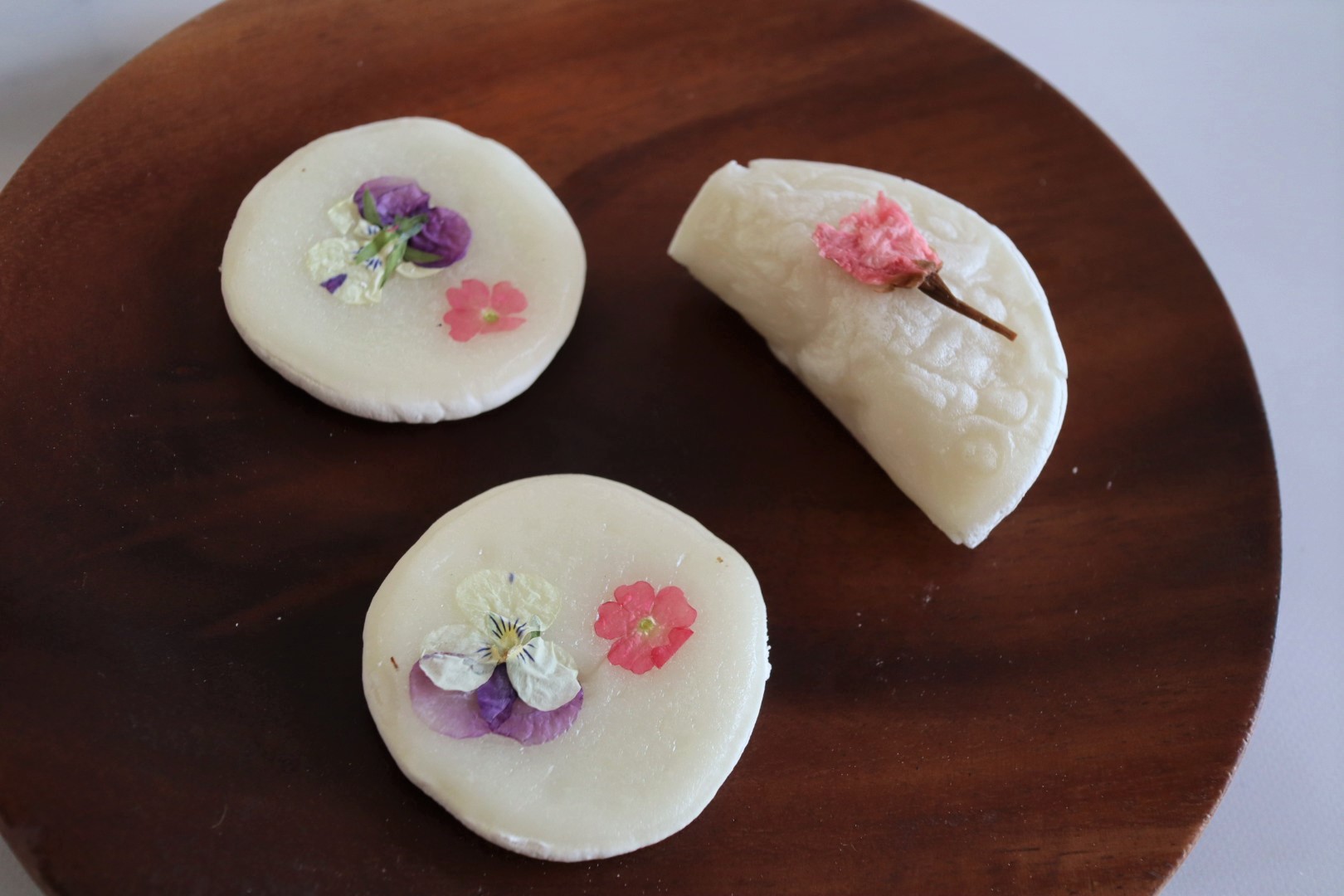 世界お菓子カレンダー 季節の花でつくる韓国の伝統餅菓子 ファジョン 花餅 城南村田ブログ